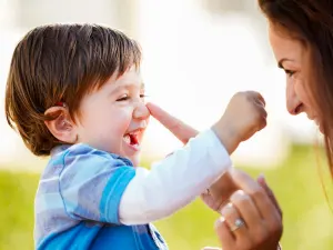 persona disfrutando con un audifono en la oreja