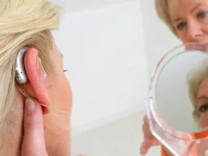 persona con un audifono mirandose en el espejo