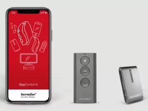 accesorios de audifonos incluyendo un control remoto celular y clip Bluetooth